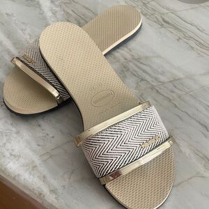 Havaianas Women's Chevron Beige and Gold Sandals